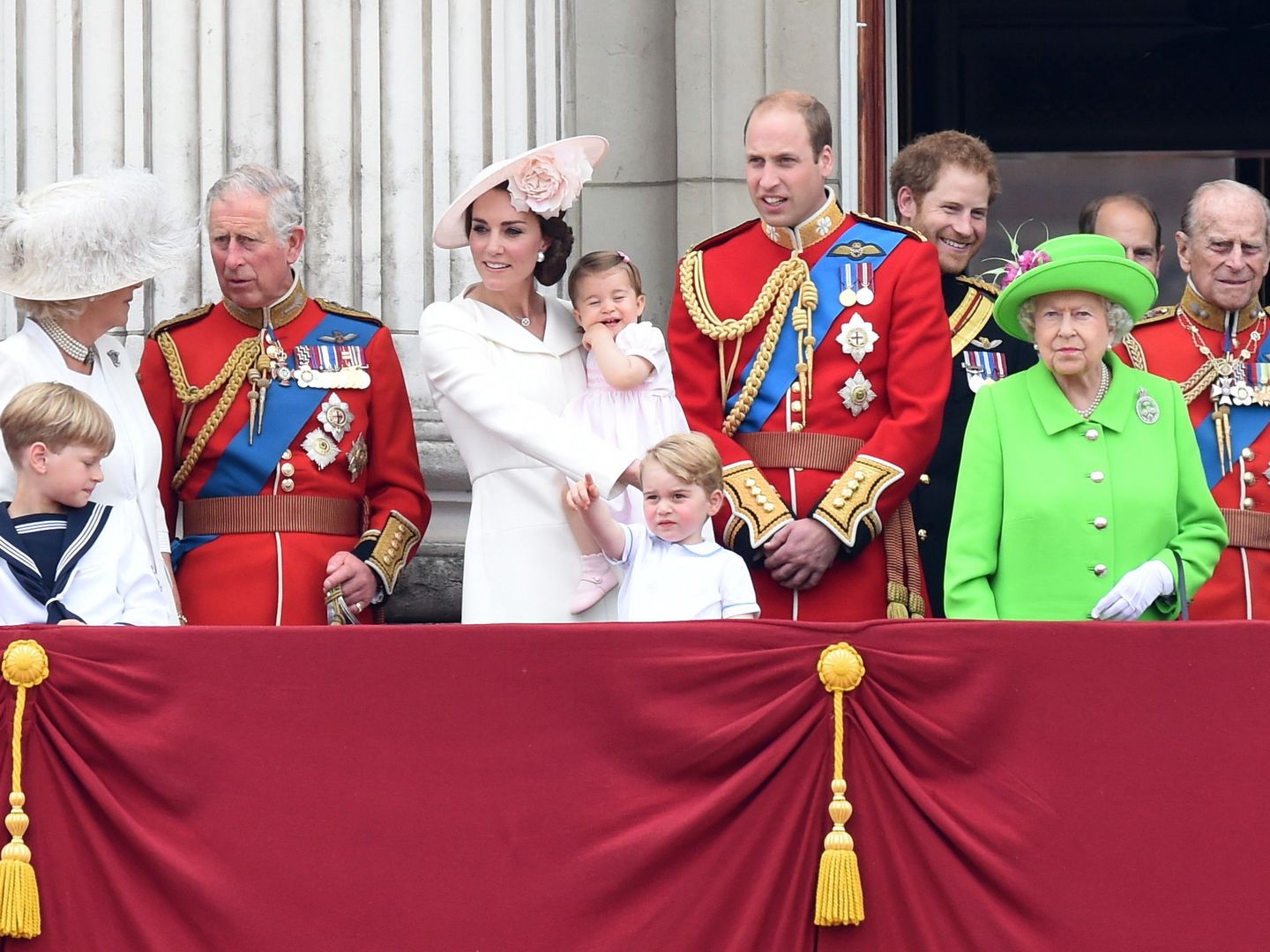 La familia real, en el balcón de Buckingham. (EFE)
