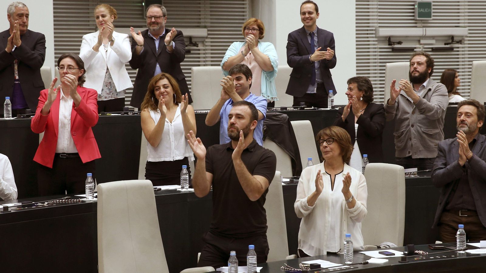 Foto: Los concejales de Ahora Madrid, incluido Guillermo Zapata, aplauden tras la elección de Manuela Carmena (EFE)