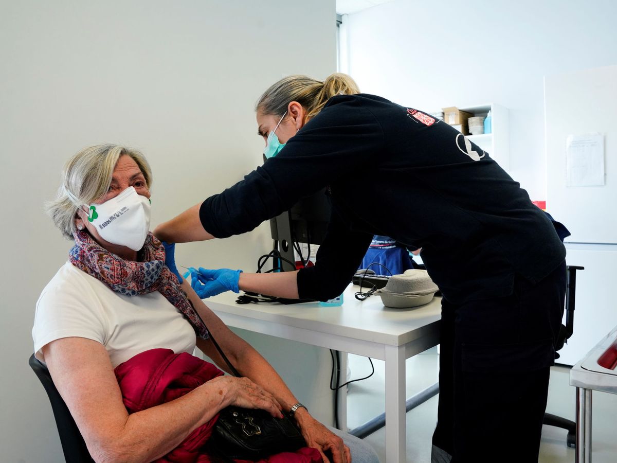 Foto: Una mujer recibe la vacuna del covid-19 en Pamplona. (Reuters)