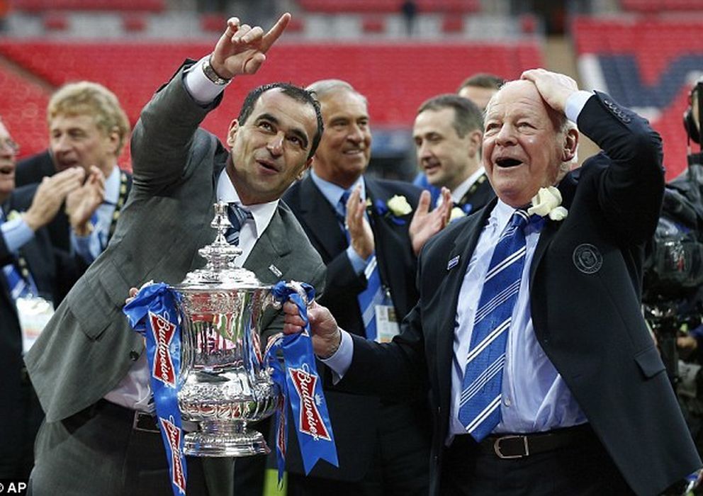 Foto: Roberto Martínez, con la FA Cup ganada con el Wigan, junto al dueño del club Dave Whelan.