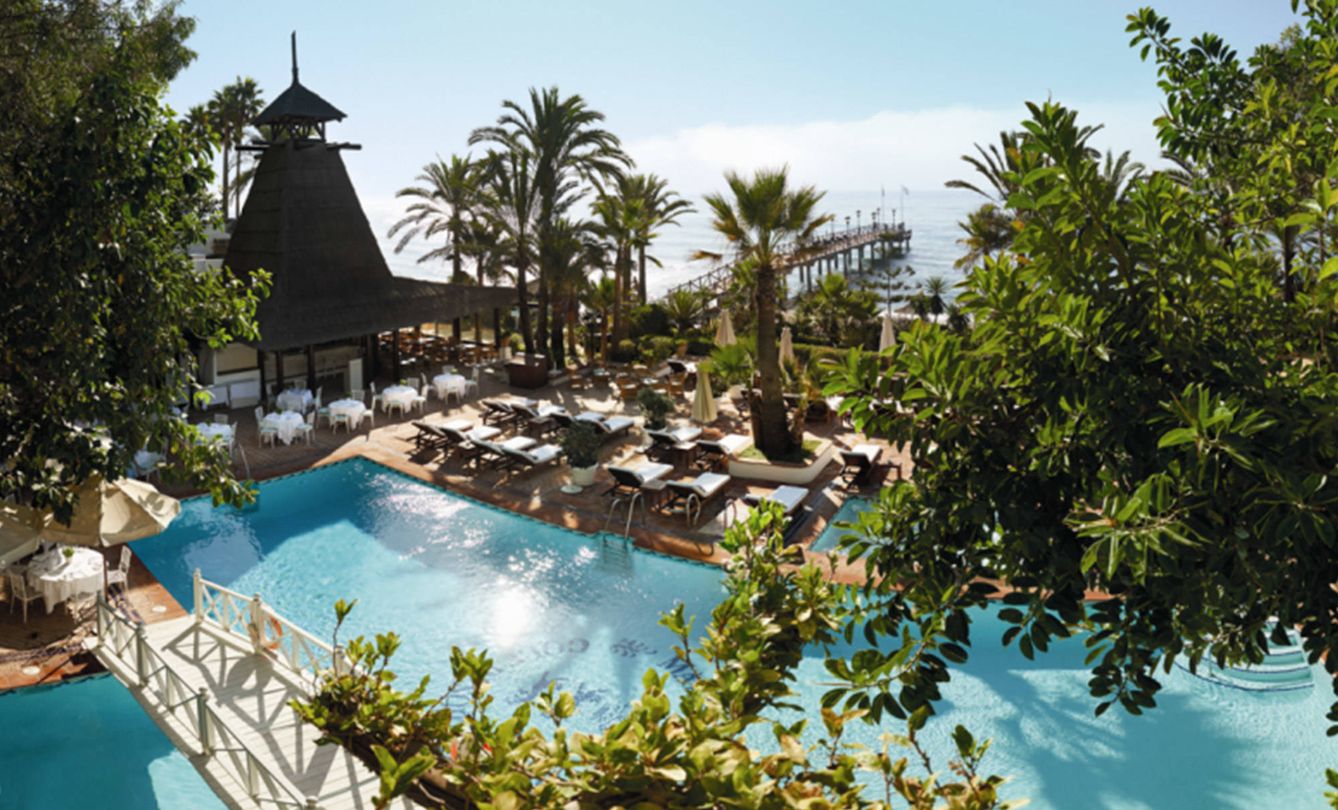 Una de las villas de dos dormitorios y vista del ‘Beach Club’ con el Mediterráneo al fondo.