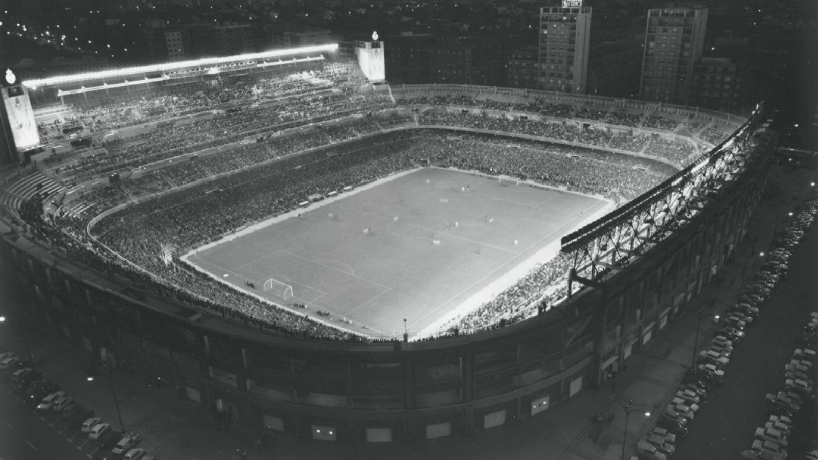 Foto: Una panorámica del estadio Santiago Bernabéu de los años cincuenta 