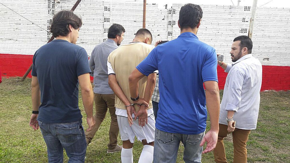 Detienen a un futbolista brasileño en pleno partido acusado de secuestro