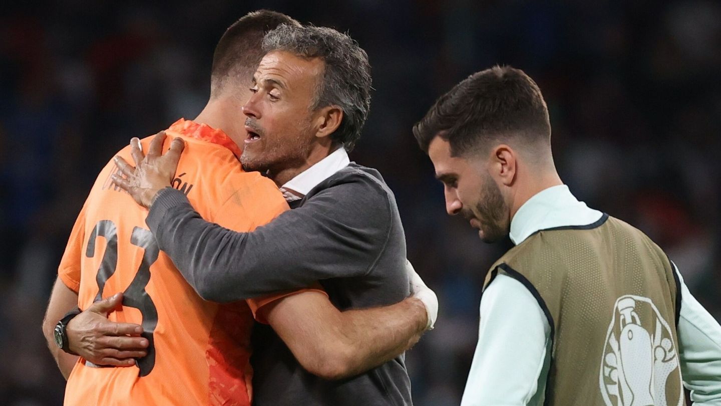 Luis Enrique abraza a Unai Simón tras la fatídica tanda de penaltis. (EFE)