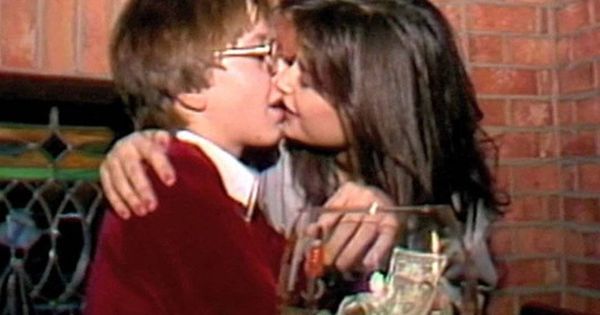 Foto: Demi Moore besando a Philip Tanzini en la boca. Clip del vídeo.