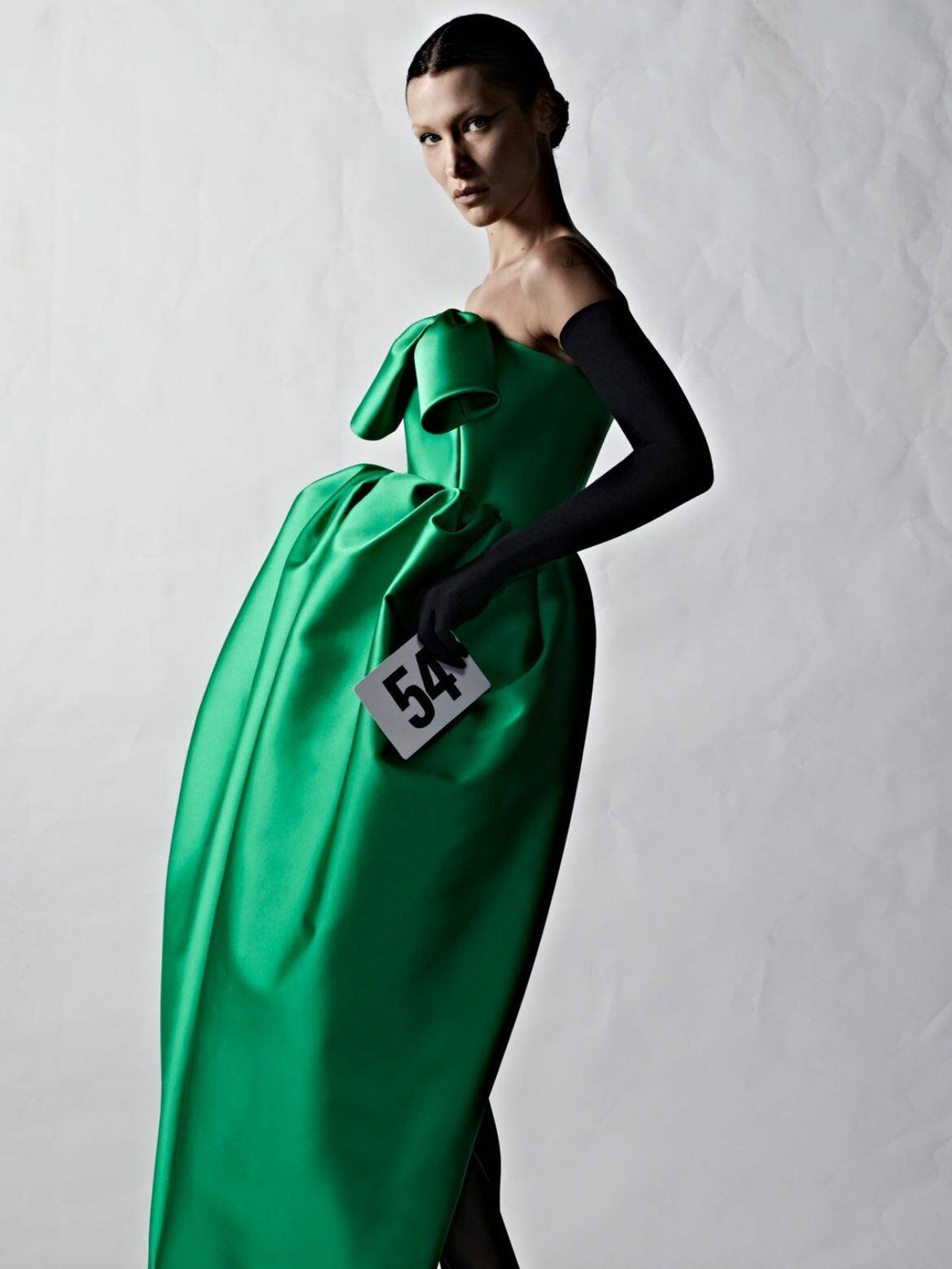 Bella Hadid luce un modelo de la última colección de Balenciaga. (Instagram @balenciaga)