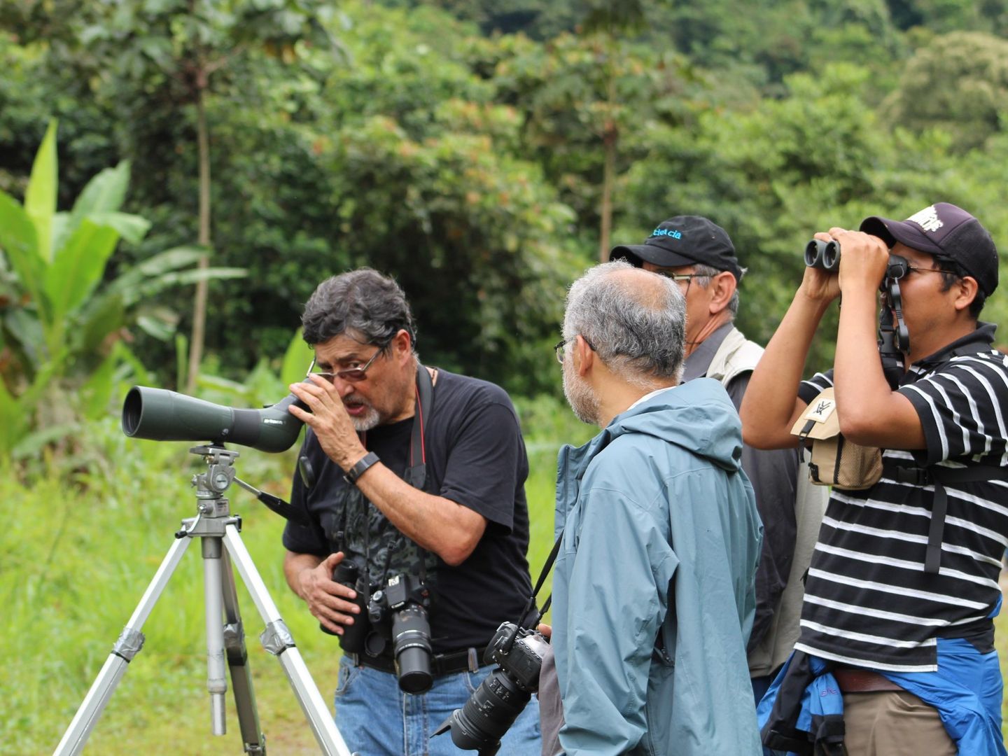 Ornitólogos observando a las aves en Ecuador. Foto: EFE