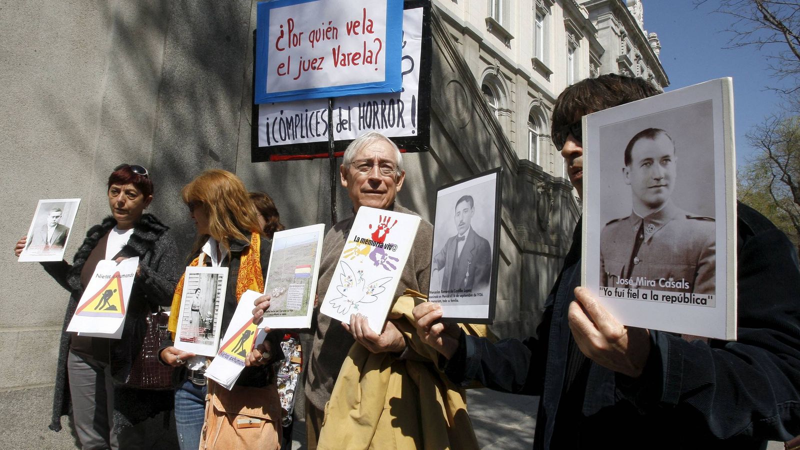 Foto: Asociaciones de memoria histórica en 2010 contra la decisión de llevar a Garzón a juicio (Efe)