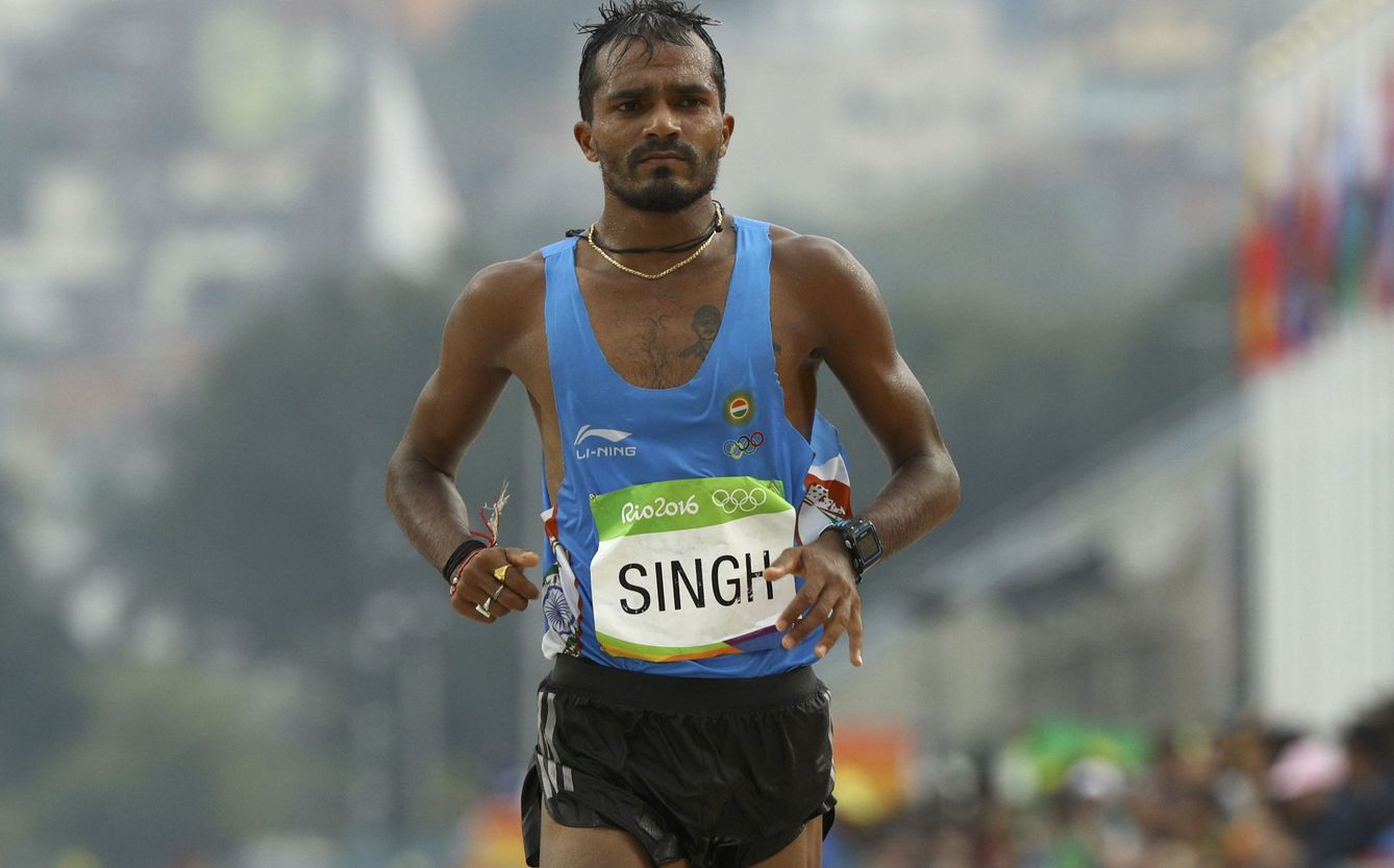 El atleta indio Nitender Singh Rawat a su llegada a la meta (Reuters)