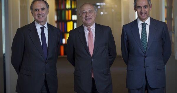 Foto: De izquierda a derecha, Luis de Carlos, José María Segovia y Salvador Sánchez-Terán. (Uría Menéndez)