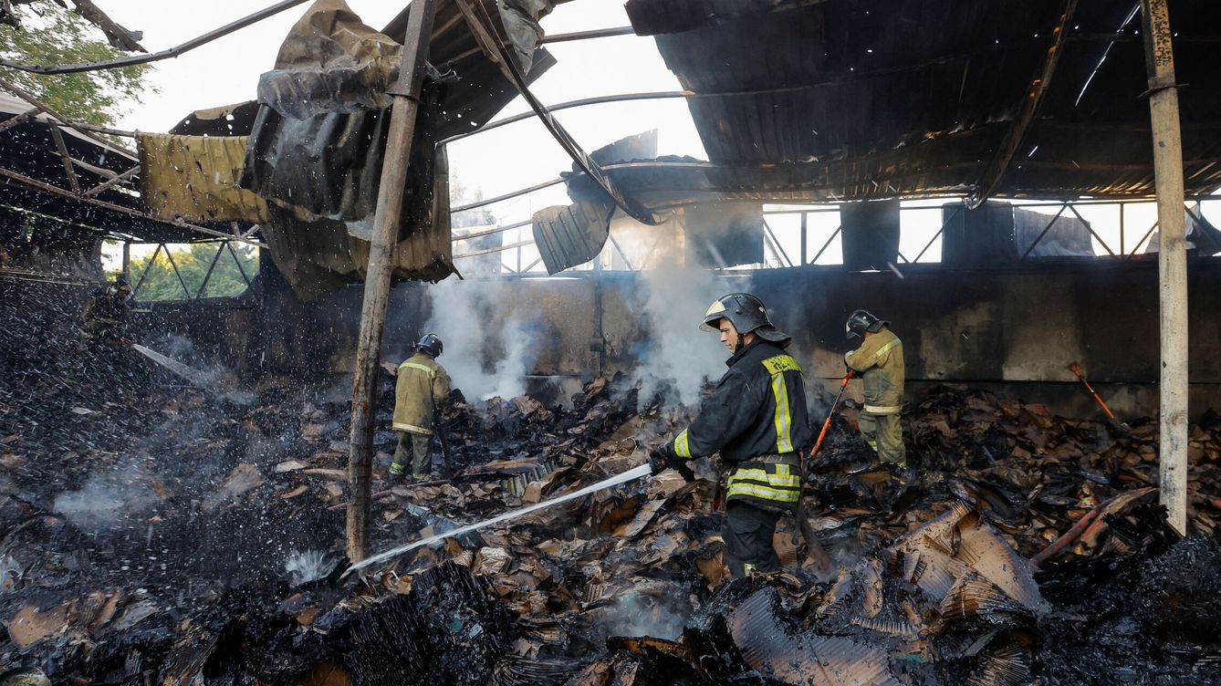 Foto: Los bomberos trabajan para extinguir el fuego en un almacén destruido por los bombardeos durante el conflicto entre Rusia y Ucrania en Donetsk. (Reuters/Alexander Ermochenko)