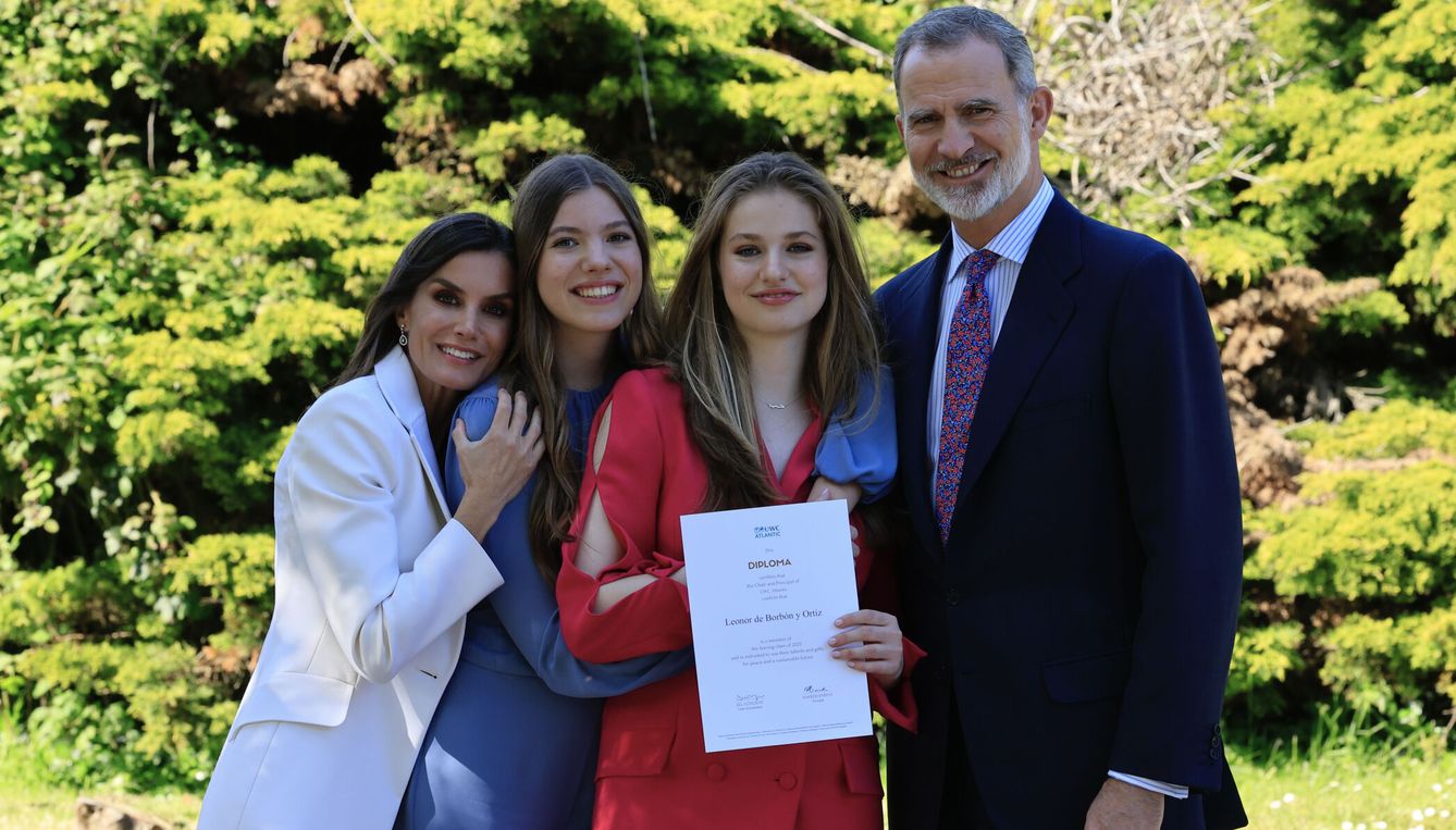 La princesa Leonor, junto a sus padres y su hermana el día de su graduación. (Casa Real)