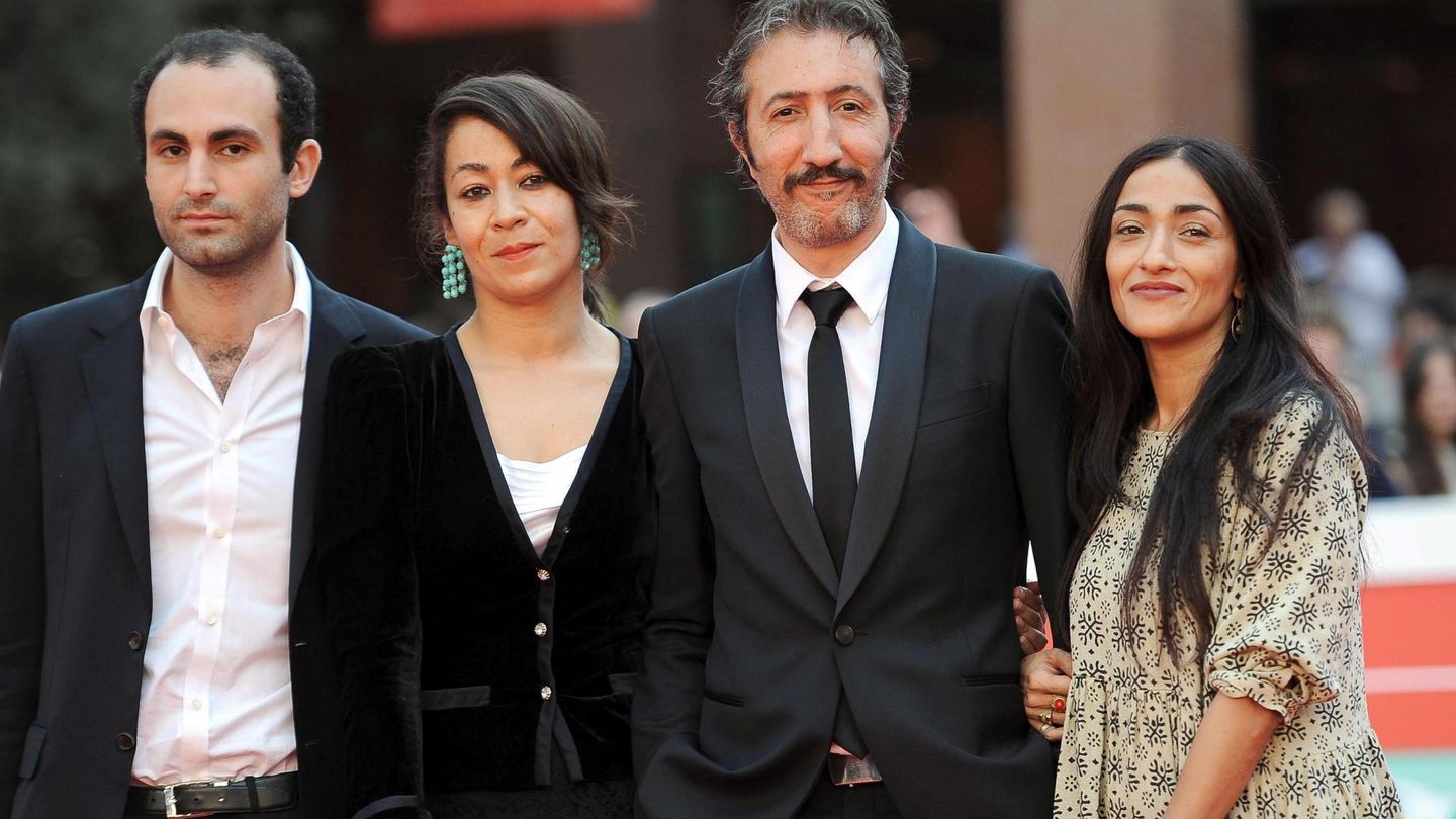 Khalid Abdalla, la directora británica Tala Hadid, el actor francés Hocine Choutri y la actriz marroquí Zahra Hindi, en el estreno de 'The narrow frame of midnight', en Roma en 2014. (EFE)
