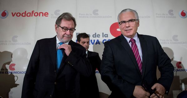 Foto: El presidente de PRISA, Juan Luis Cebrián (i), y el magistrado, Baltasar Garzón, en el desayuno informativo. (EFE)