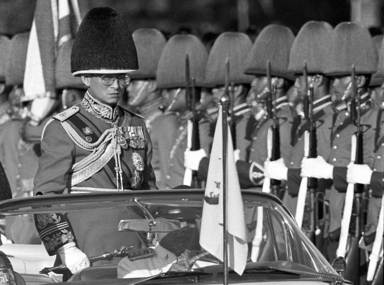 El rey Bhumibol durante un desfile en  Bangkok, en una imagen de 1987 (Reuters).