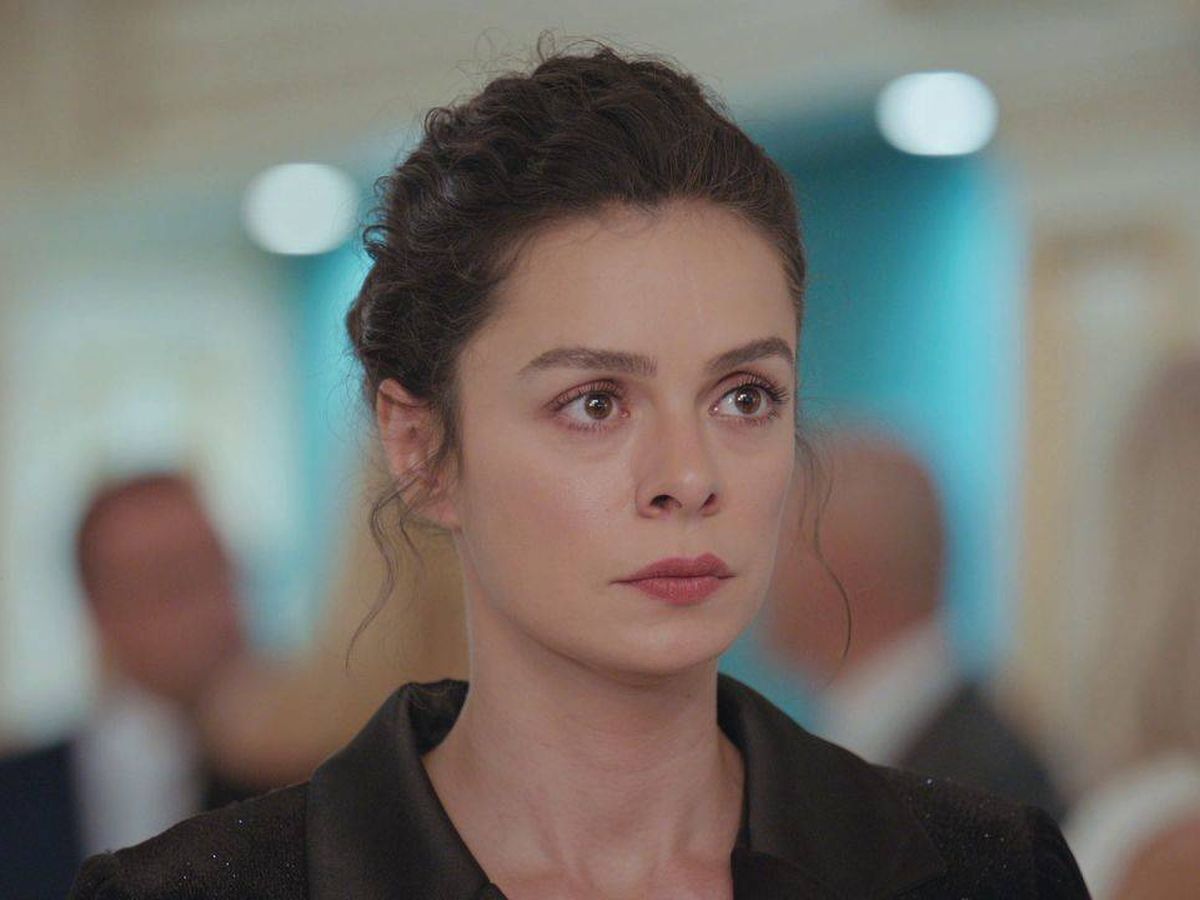 Foto: La actriz Özge Özpirinçci como Bahar Çesmeli en 'Mujer'. (Atresmedia)