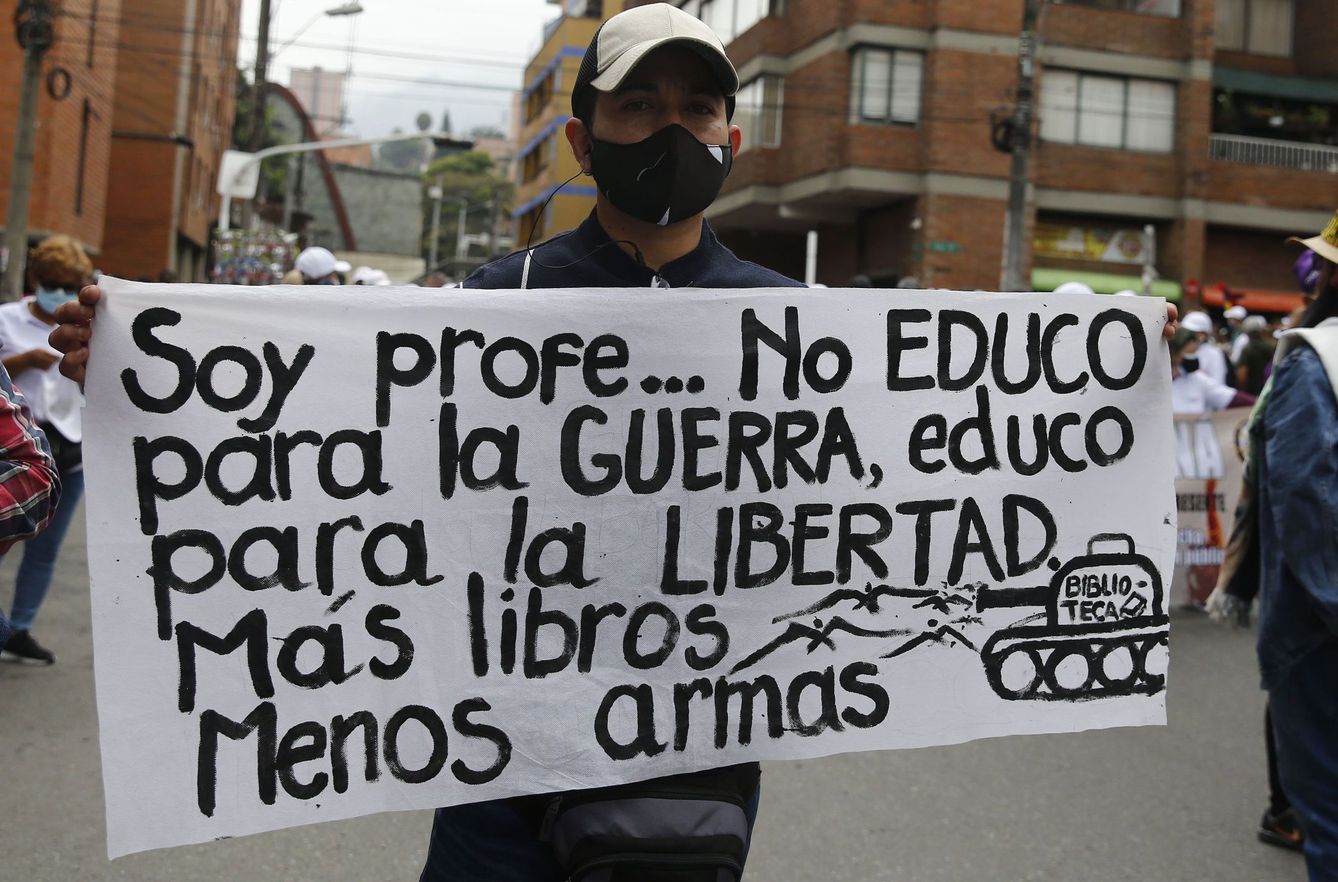 Un hombre muestra un cartel durante una nueva jornada de protestas en Medellín. (EFE)