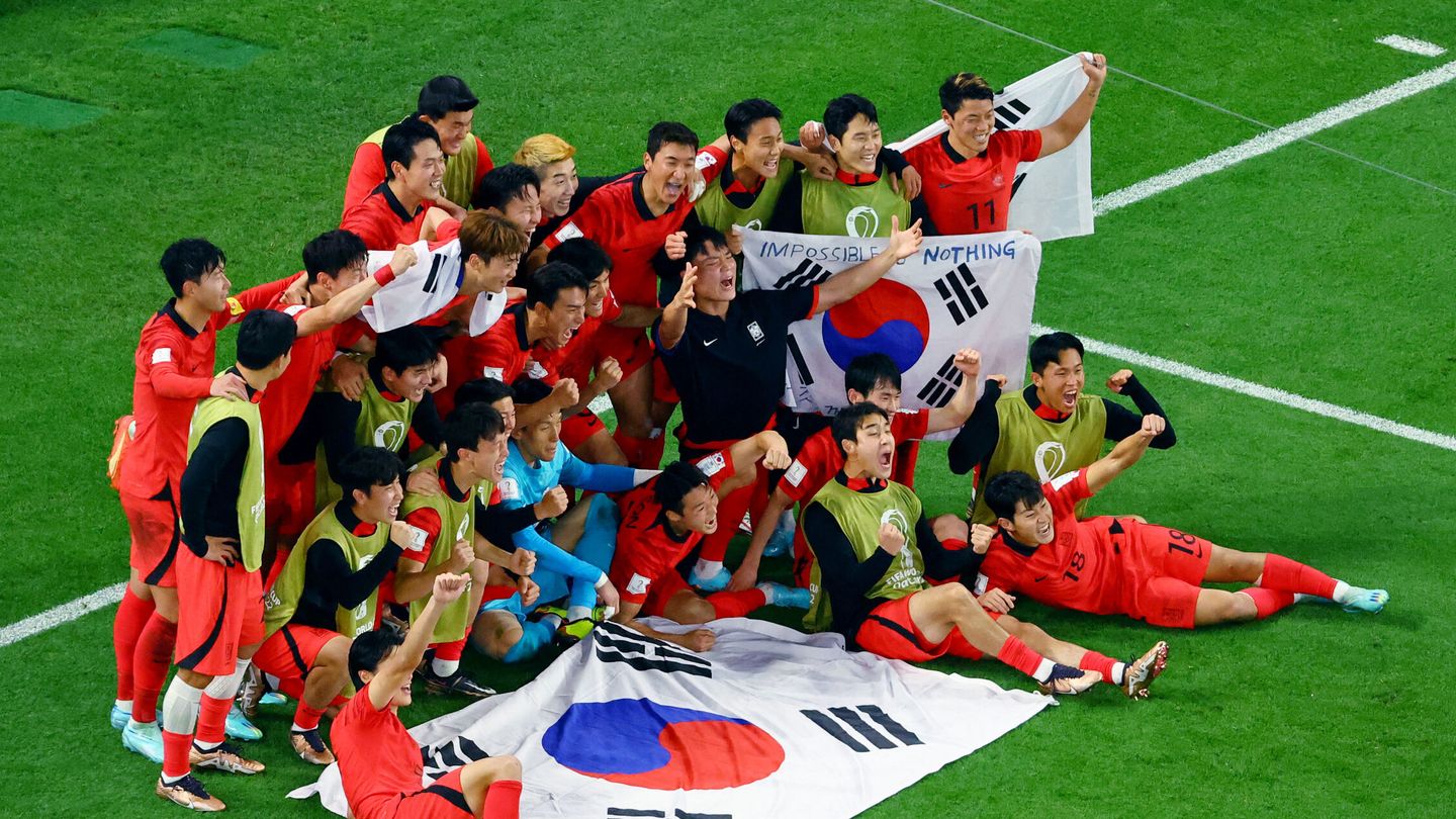 Los coreanos celebraron a lo grande la clasificación. (Reuters/Christian Hartmann)