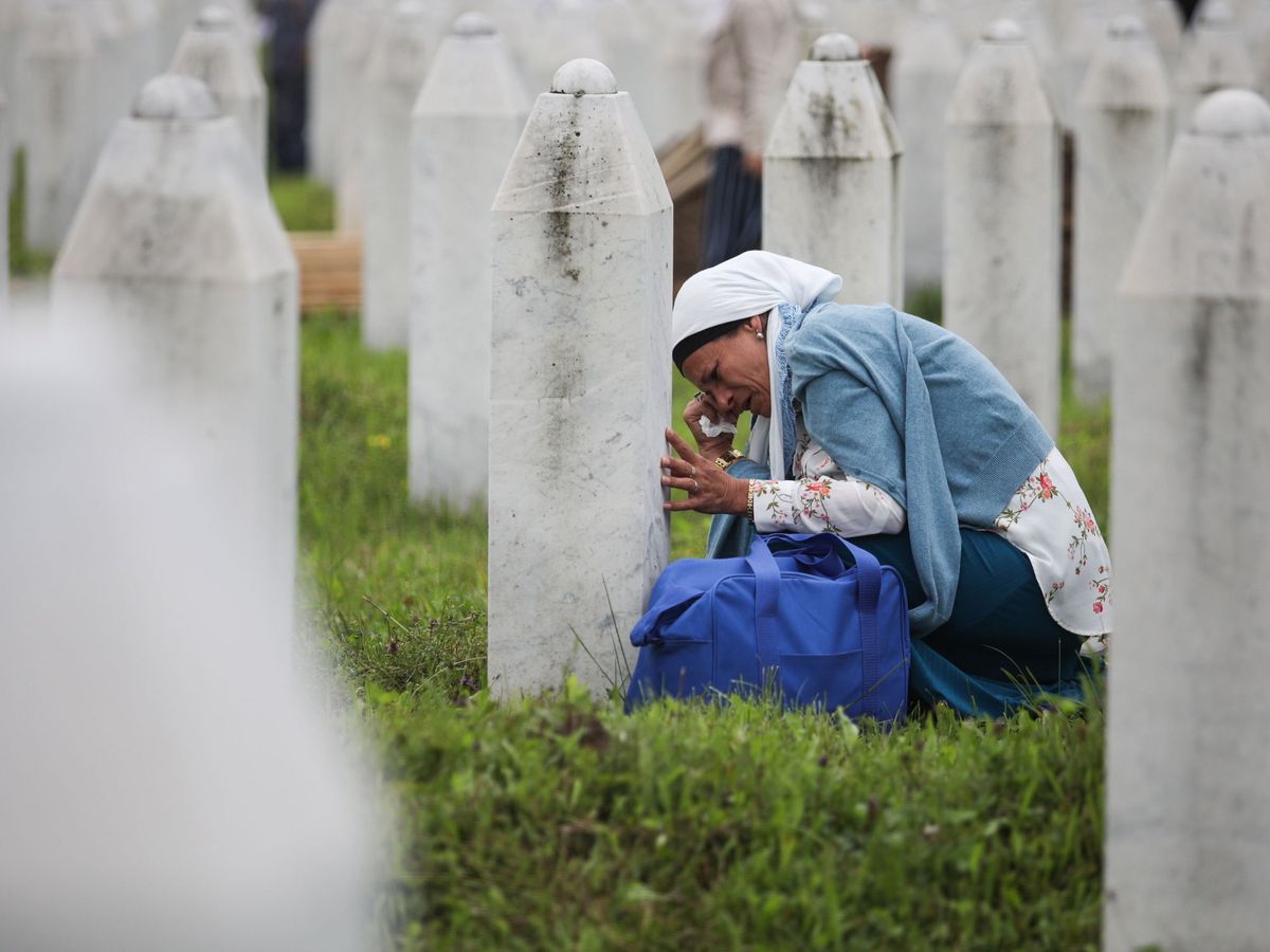 Foto: Una mujer llora junto a las lápidas del Memorial y Cementerio del genocidio de Srebrenica-Potocari, en Bosnia. (Foto: EFE)