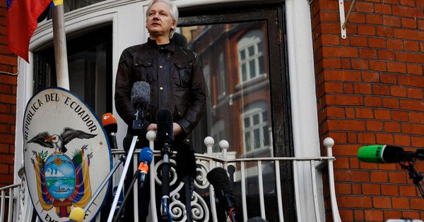 Foto: Julian Assange, en el balcón de la embajada ecuatoriana en Londres, en mayo de 2017. (Reuters)