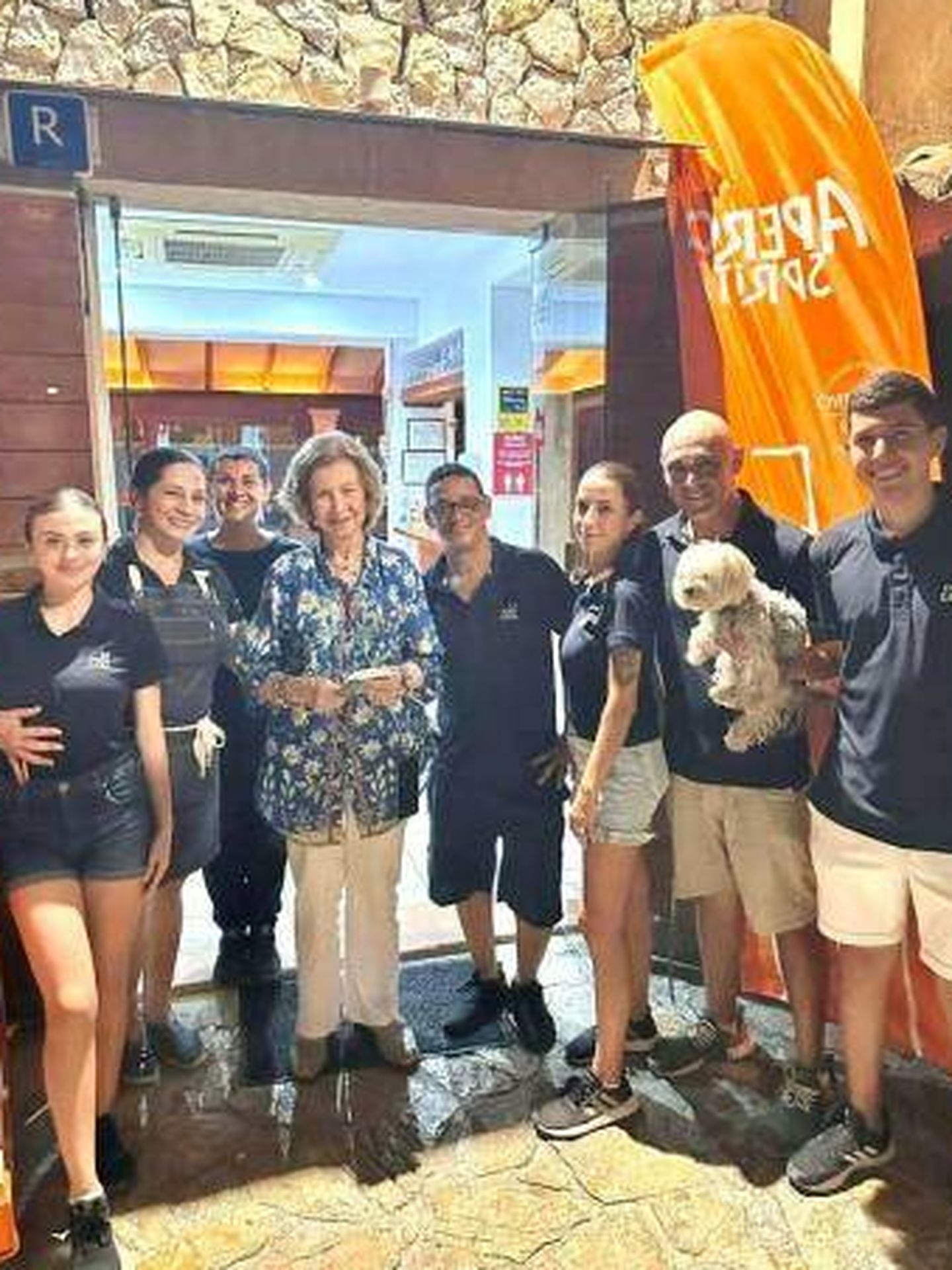 La imagen de la reina Sofía, con el personal del restaurante. (Facebook) 
