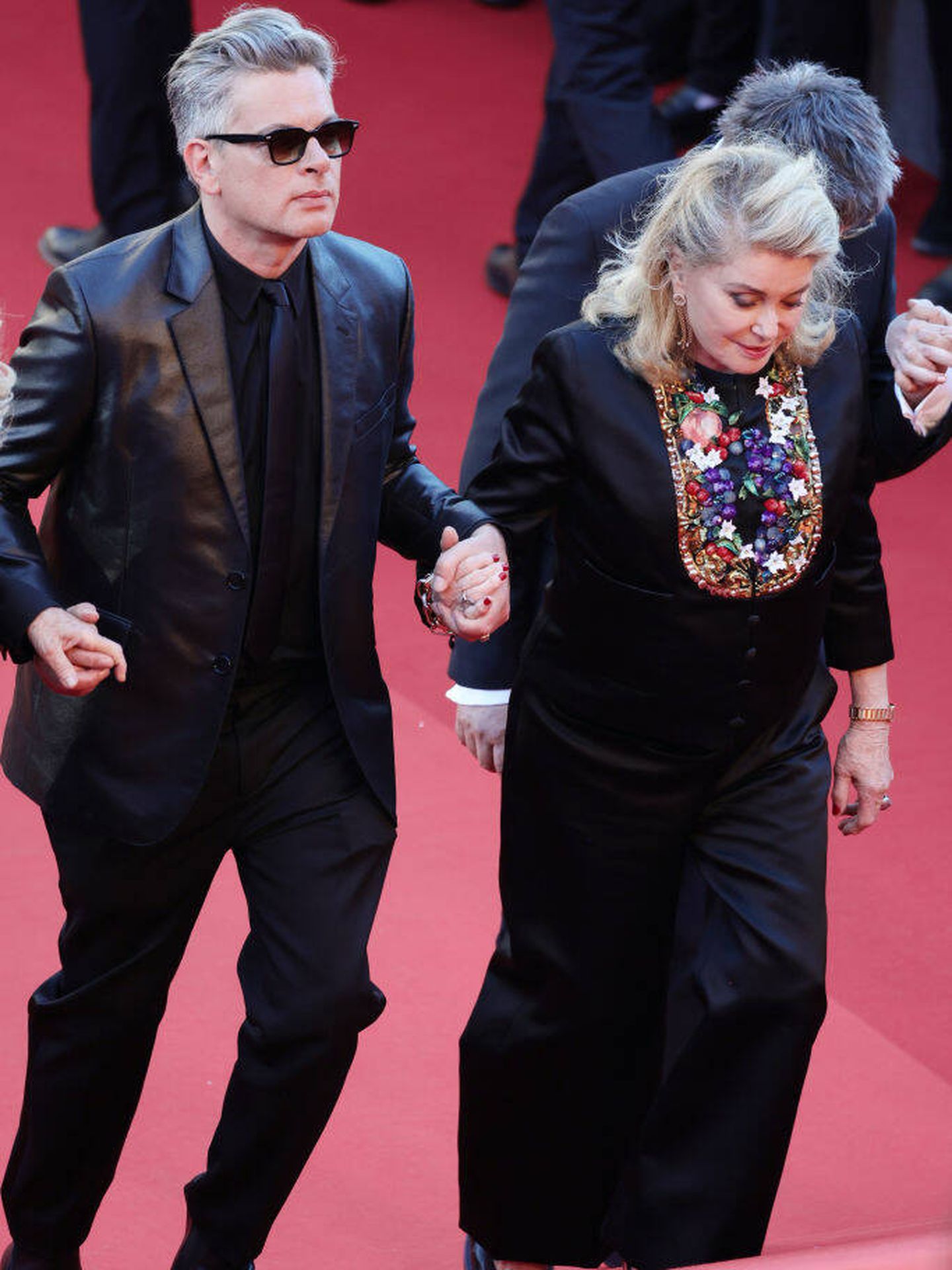Catherine Deneuve posa en el octavo día de alfombra roja del Festival de Cine de Cannes 2024. (Getty Images)