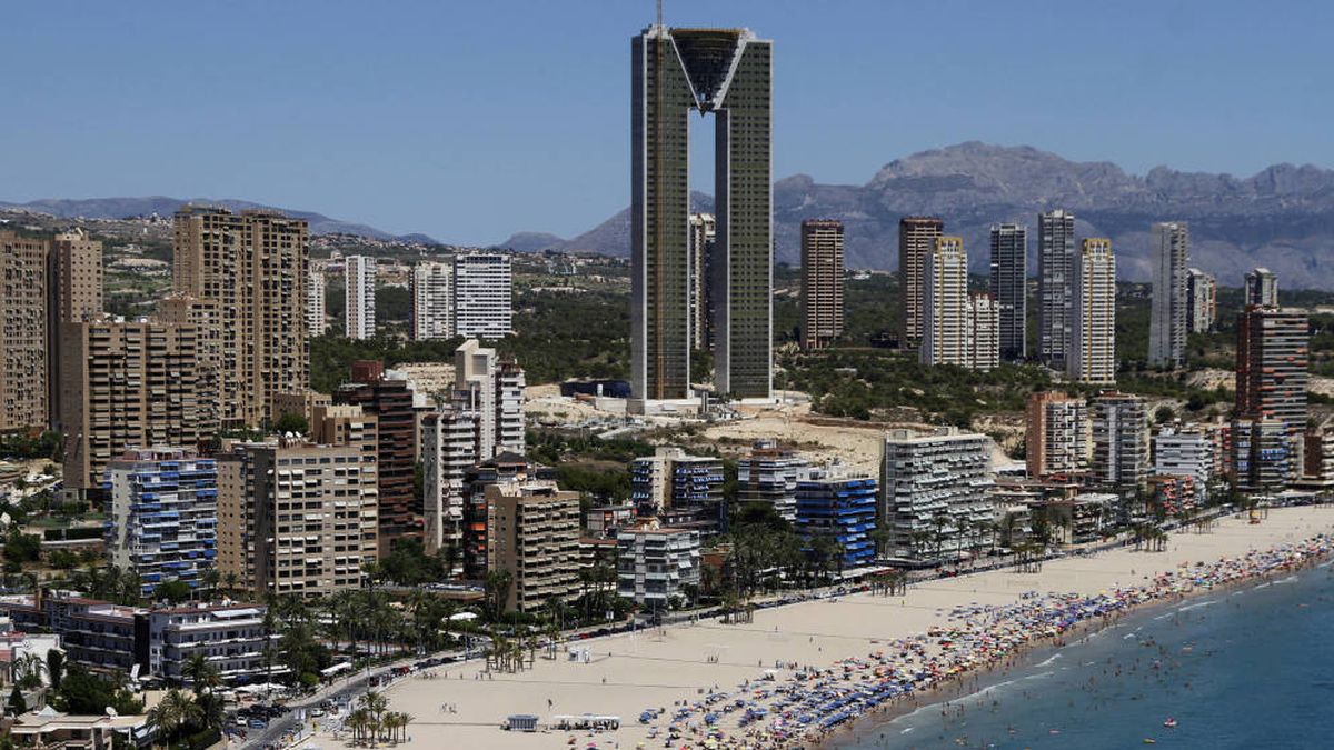 Un juez de Alicante suspende la adjudicación a Sareb del mega rascacielos de Benidorm