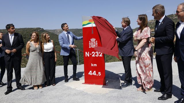 Sánchez y Puig inauguran el nuevo trazado de la N-232 en el Puerto de Querol. (EFE/Domeé)