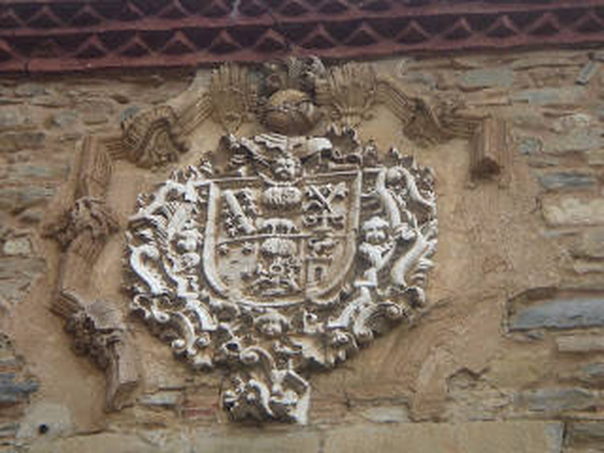 Foto: El escudo heráldico de los Cerceda adorna la fachada principal de la propiedad (Twitter/@Daviddcoba)