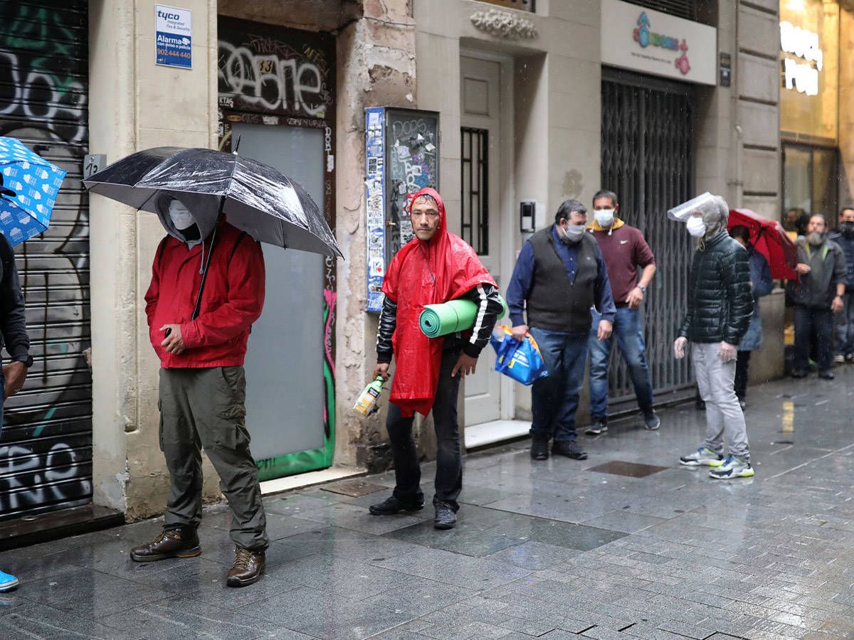Foto: Cola para conseguir alimentos gratis en Barcelona.(Reuters/Nacho Doce)