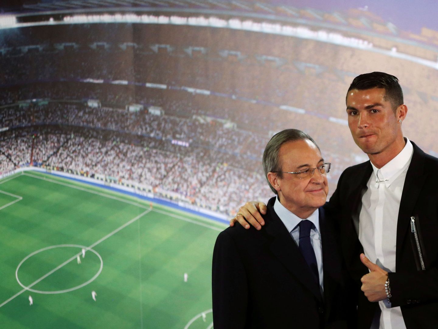 Florentino Pérez, junto a Cristiano Ronaldo en el Bernabéu. (EFE)
