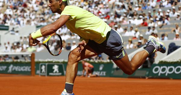 Foto: Rafa Nadal golpea una bola en Roland Garros. (Reuters)