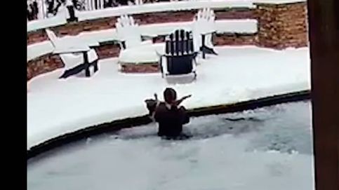Una mujer salva a su perro de morir congelado lanzándose a una piscina helada 