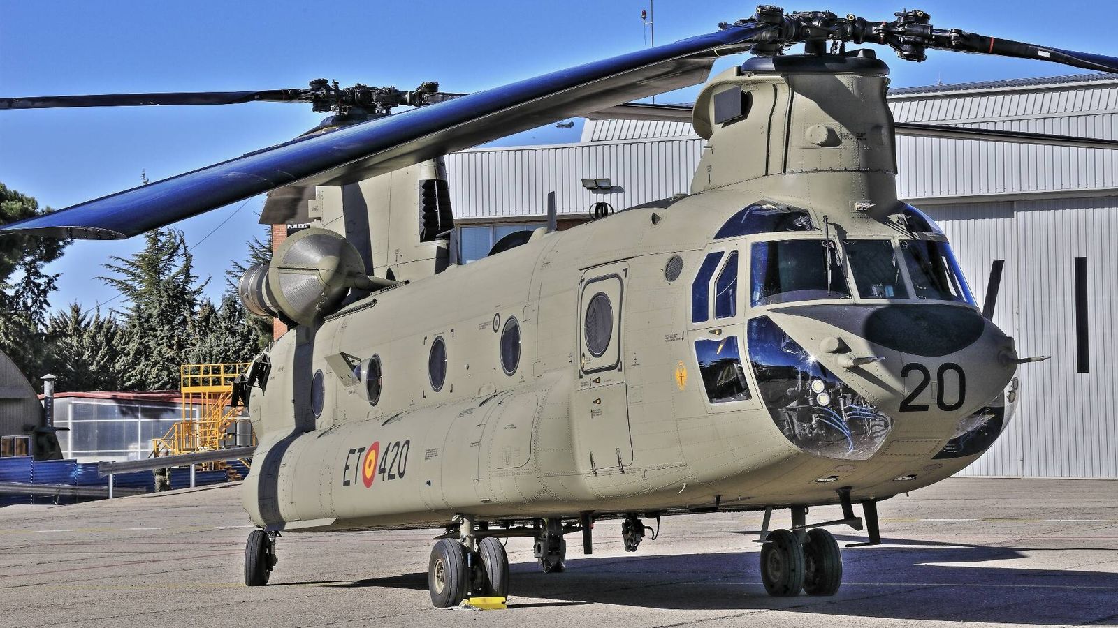El CH-47F en la plataforma de la Base de FAMET en Colmenar Viejo (Madrid). (J. F.)