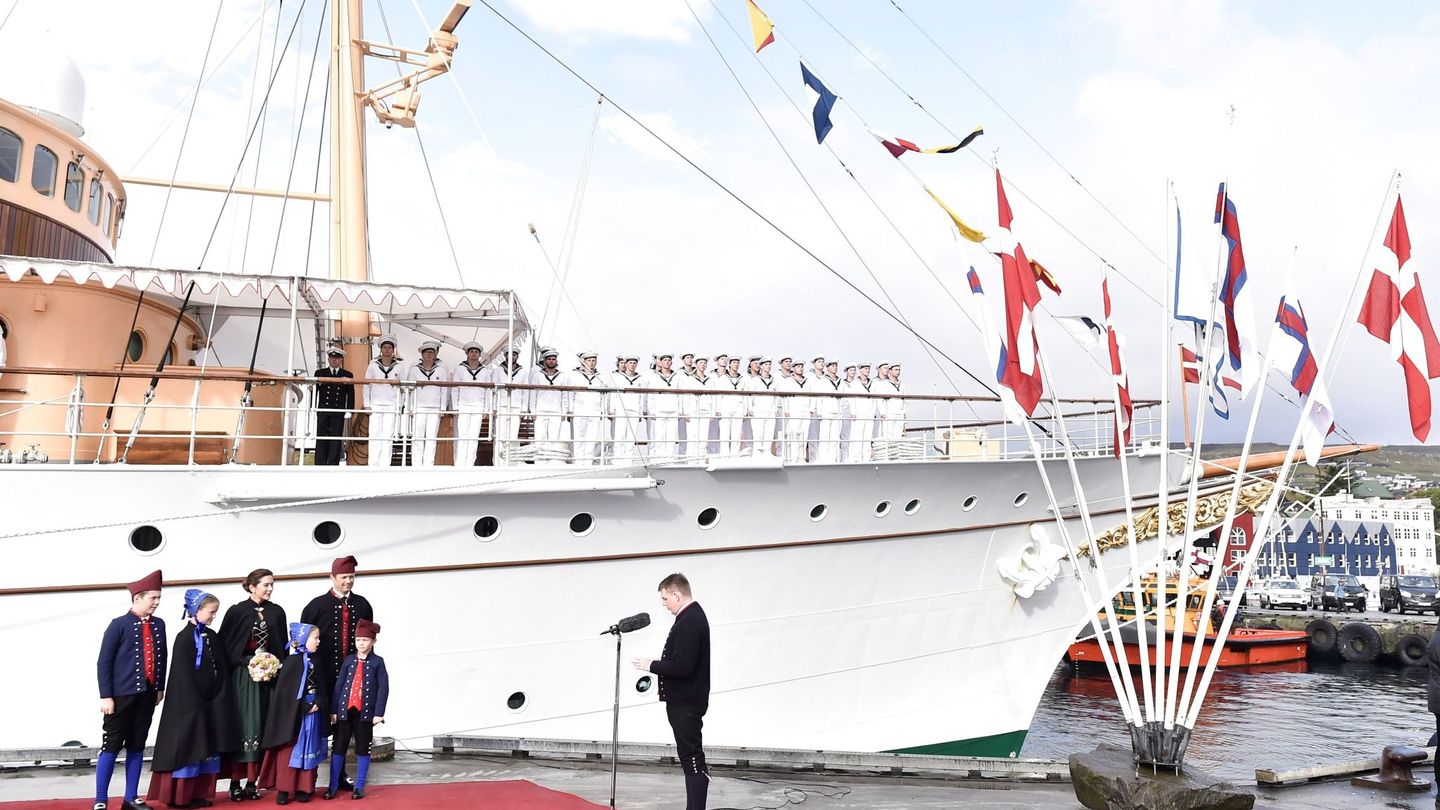 El príncipe Federico y su familia posan a su llegada a las Islas Feroe. (EFE)