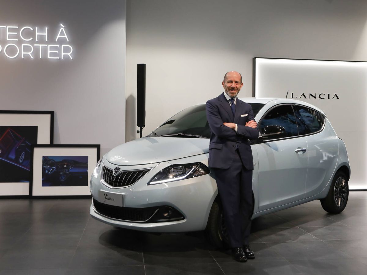Foto: Luca Napolitano, CEO de Lancia, junto al actual Ypsilon. (Lancia)