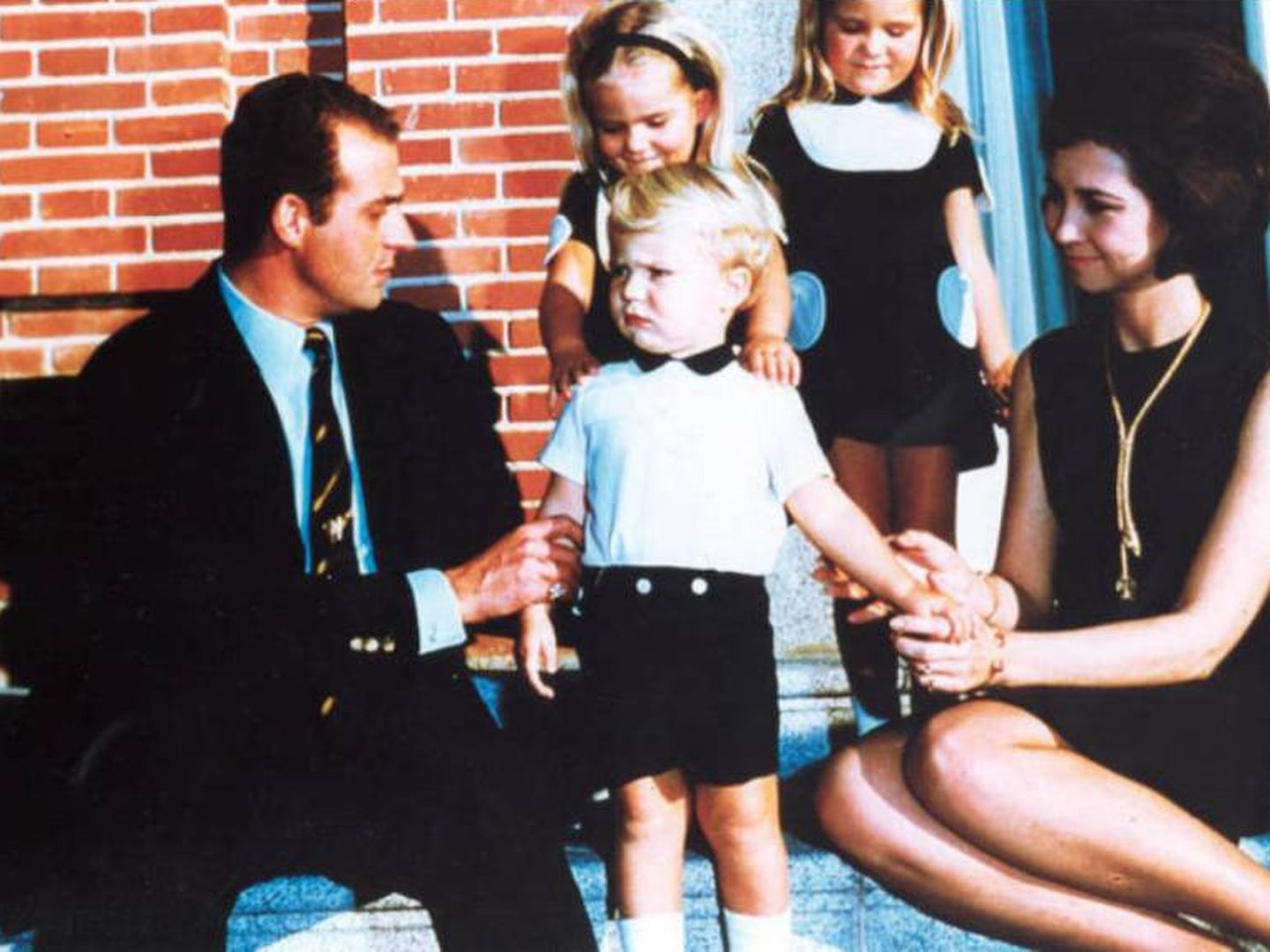 Los príncipes de España junto a sus tres hijos: Elena, Cristina y Felipe.