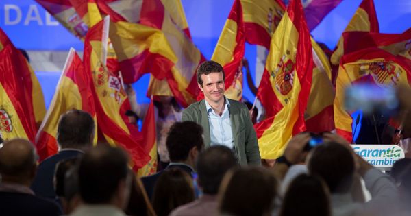 Foto: El presidente del PP, Pablo Casado (C), participa en un acto público en Málaga con motivo del Día de la Hispanidad. (EFE)