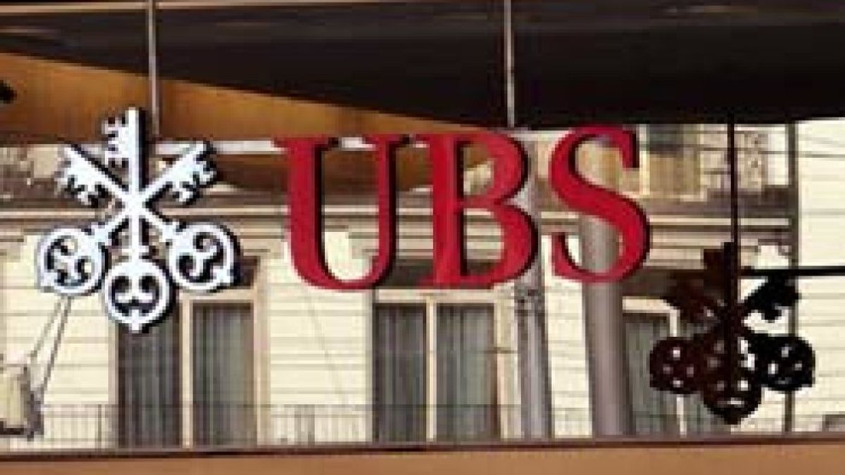 UBS valora separar su división de banca de inversión y situar su sede fuera de Suiza, según el WSJ
