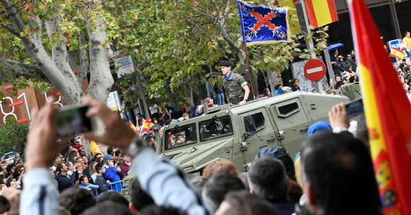 Foto: Público y Fuerzas Armadas, durante el tradicional desfile del 12 de octubre. (EFE)