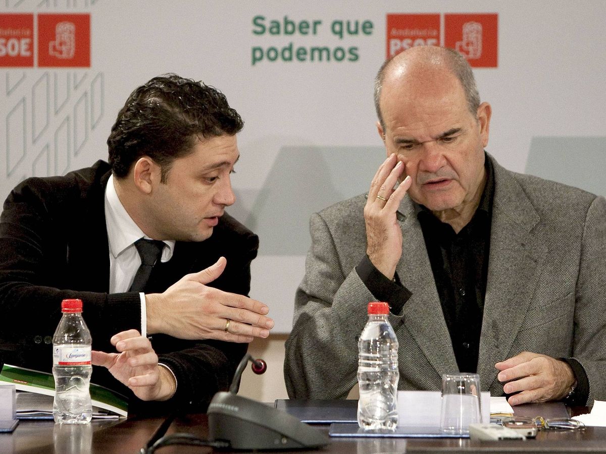 Foto: Rafael Velasco (i), junto a Manuel Chaves (d). (EFE/Julio Muñoz)