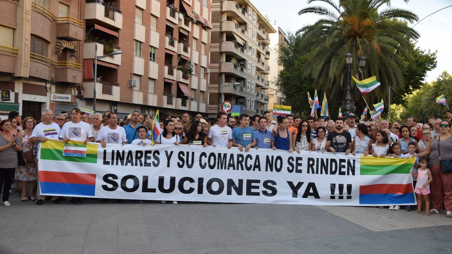 La pancarta que lideró la movilización del 14-S. (Plataforma Todos a una por Linares)
