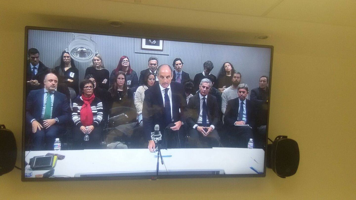Francisco Camps, con los acusados del jucio por la financiación ilegal del PP valenciano. 