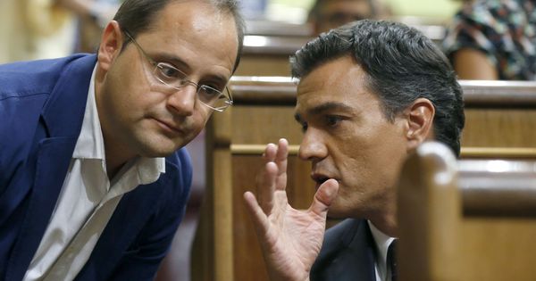 Foto: Pedro Sánchez charla con César Luena, el 2 de septiembre de 2016 en el Congreso. (EFE)