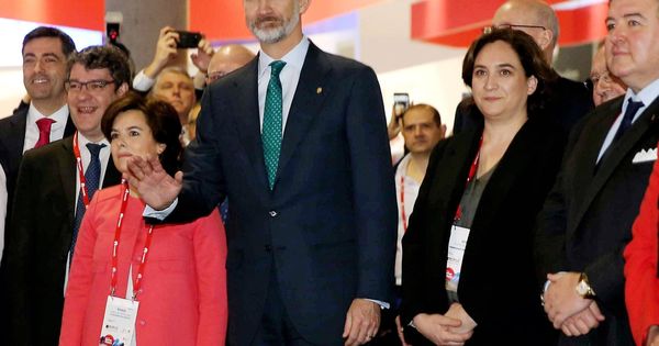 Foto: Felipe VI, Ada Colau, Soraya Saénz de Santamaría y el ministro Álvaro Nadal, durante la visita al expositor del Ayuntamiento de Barcelona del MWC. (EFE)