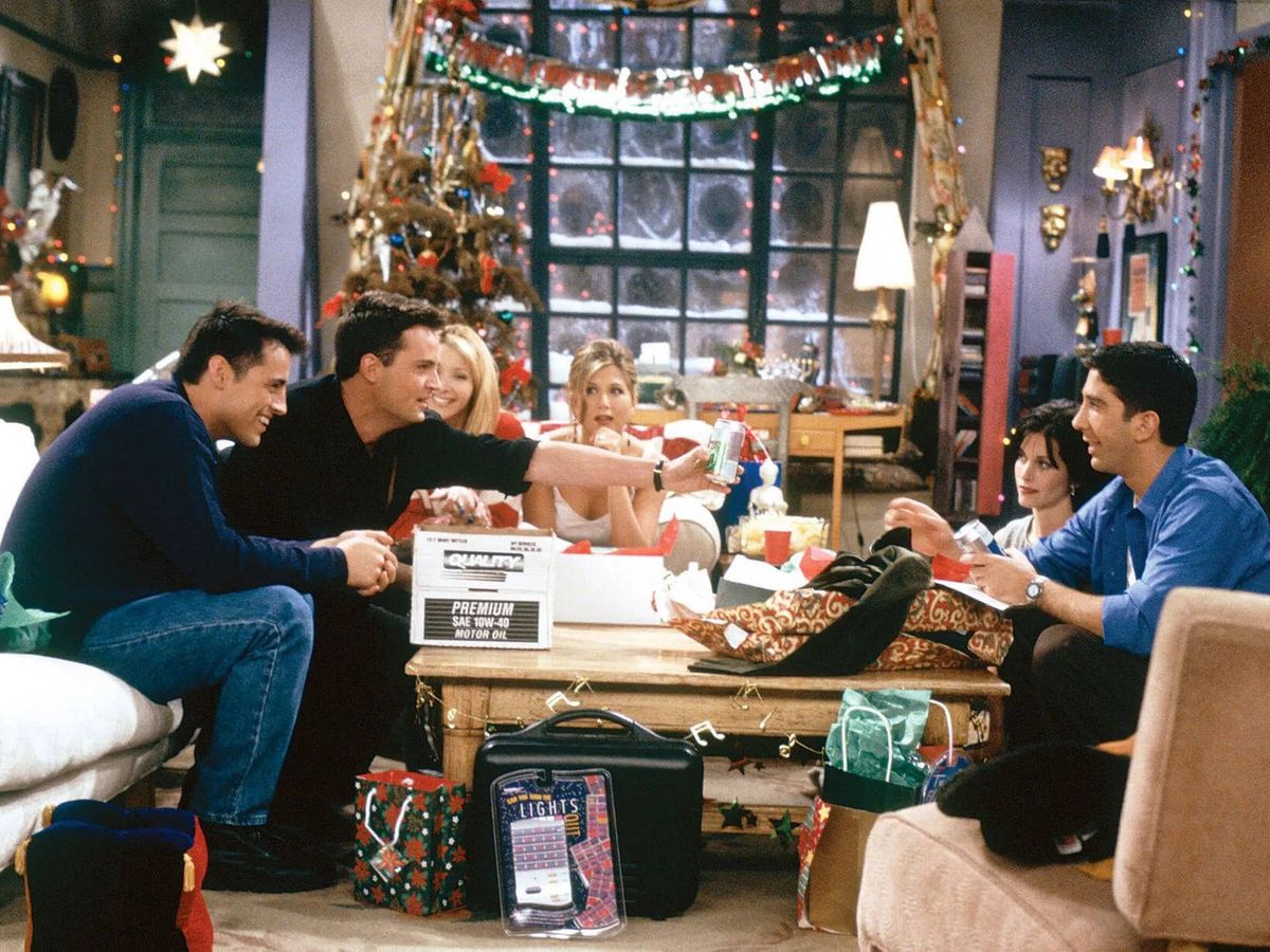 Foto: La familia de 'Friends' abre los regalos de Navidad (Warner Bros)