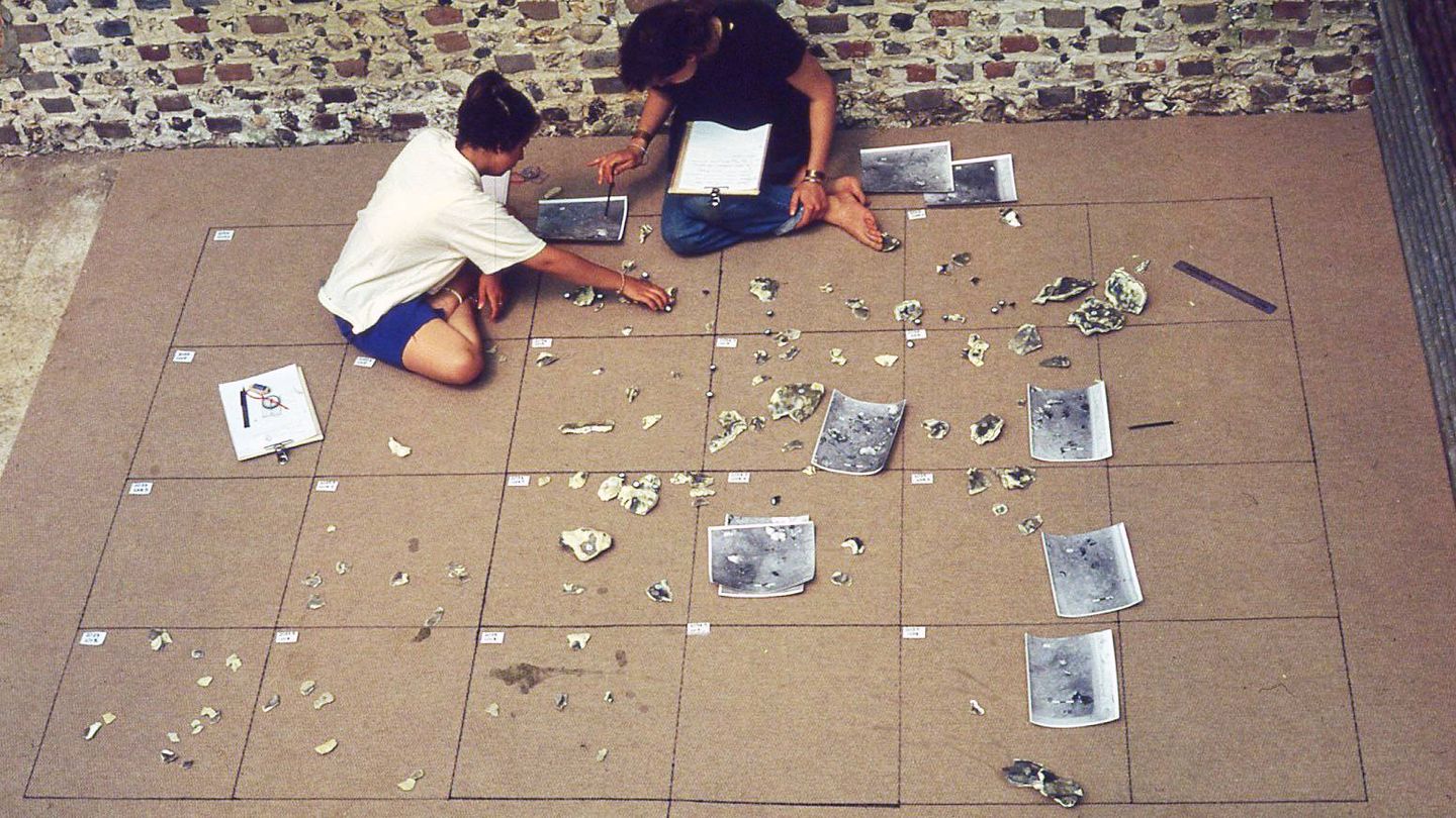 Comenzando a reacondicionar los fragmentos de pedernal en 1990. (UCL Instituto de Arqueología)