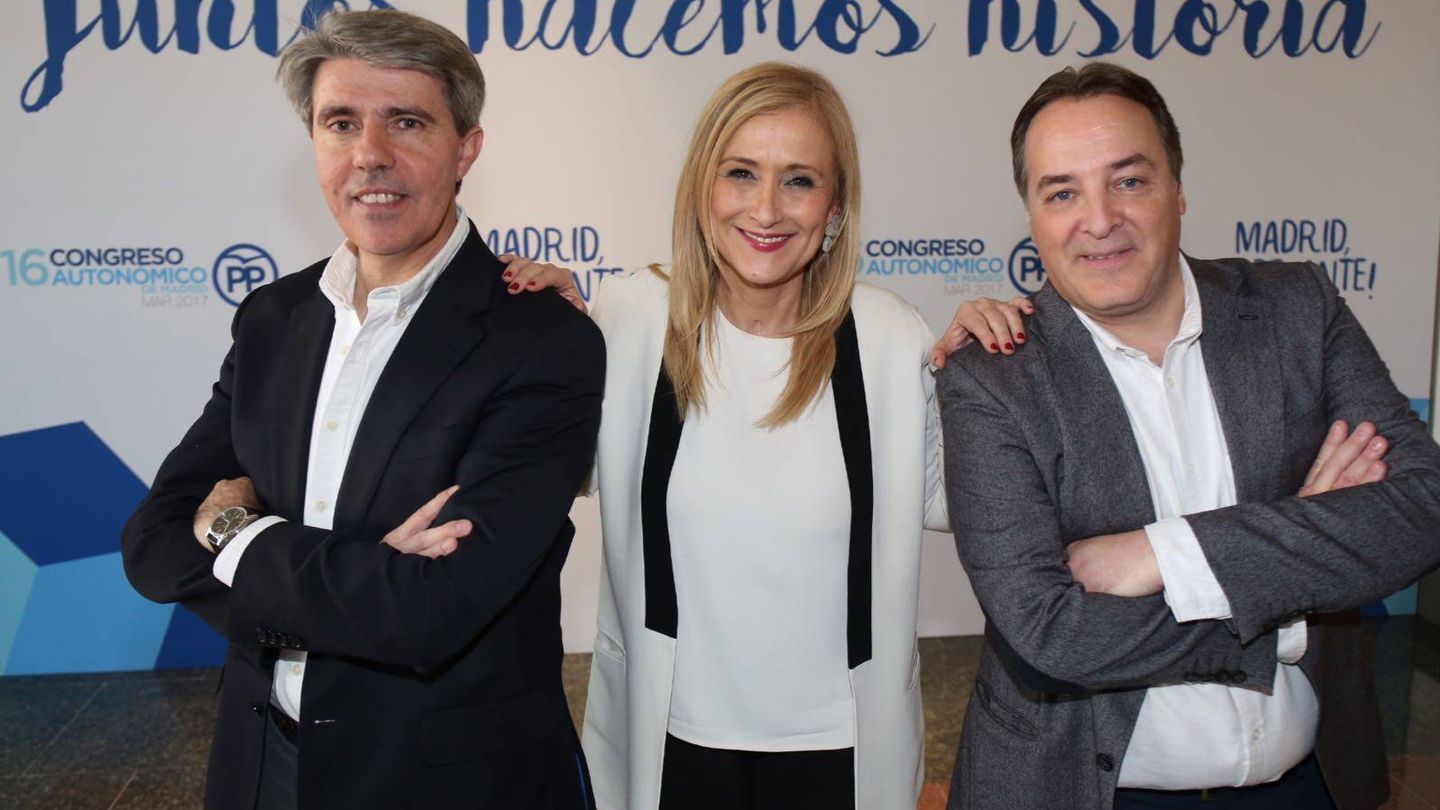 Cristina Cifuentes con Ángel Garrido (i) y Jaime González Taboada (d), cuando ganó las elecciones internas en el PP de Madrid. (EFE)
