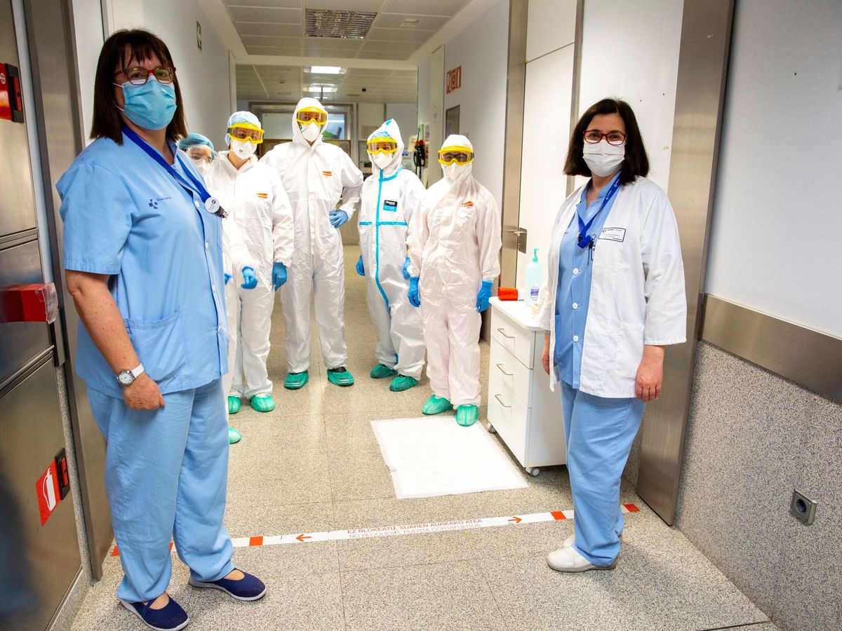 Foto: Imagen de enfermeros con mascarillas en un hospital. (EFE/David Aguilar)