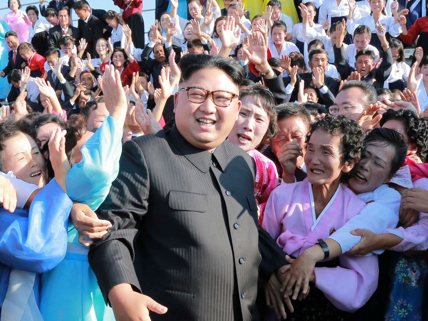 Kim Jong-un dándose un baño de masas. (Reuters)